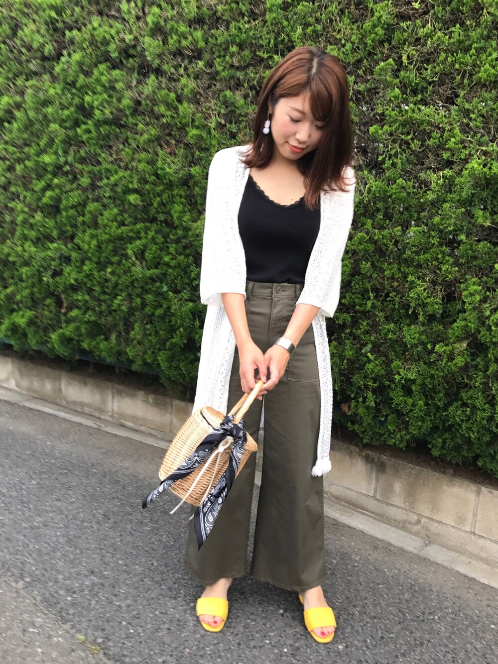 ブラック系のタンクトップ、グリーン系のその他パンツを着用したレディースの夏コーディネートの1枚目の写真