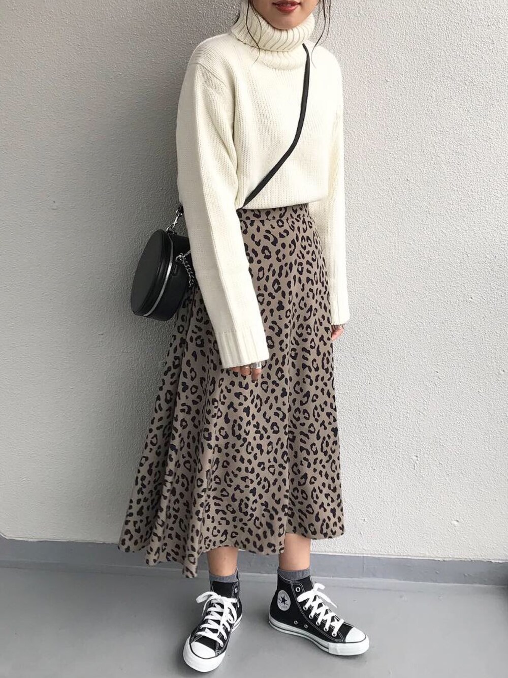 その他のスカート、ホワイト系のニット/セーターを着用したレディースの秋コーディネートの1枚目の写真