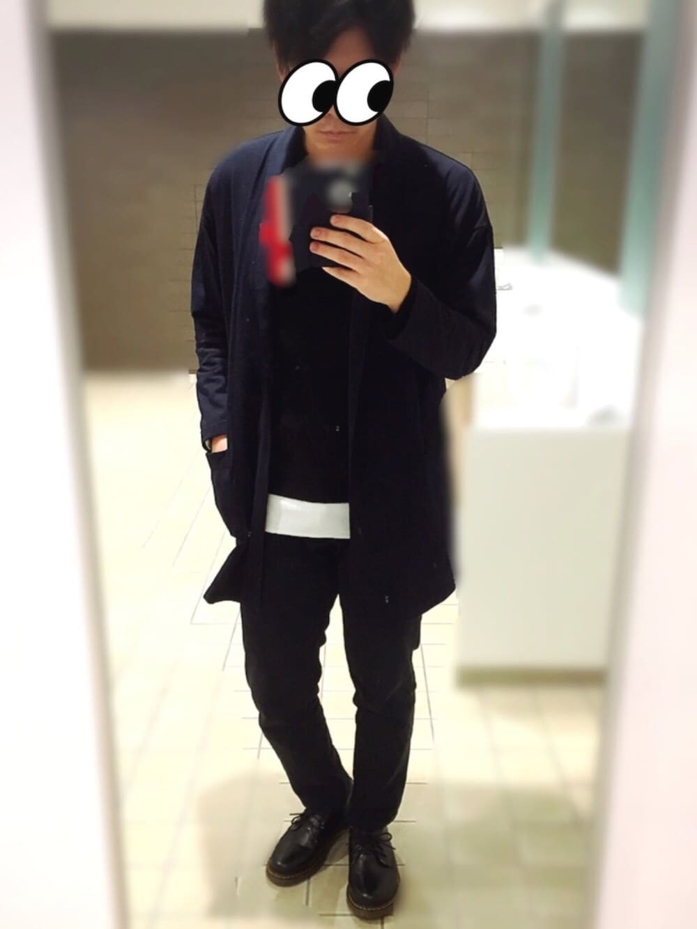 ブラック系のその他アウター、ホワイト系のタンクトップ、ブラック系のその他パンツを着用したメンズの春コーディネートの1枚目の写真