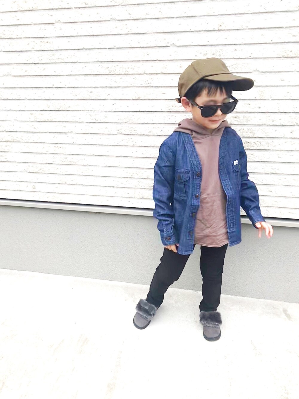 ブルー系のデニムジャケット、ブラウン系のパーカー、ブラック系のその他パンツを着用したキッズの秋コーディネートの1枚目の写真
