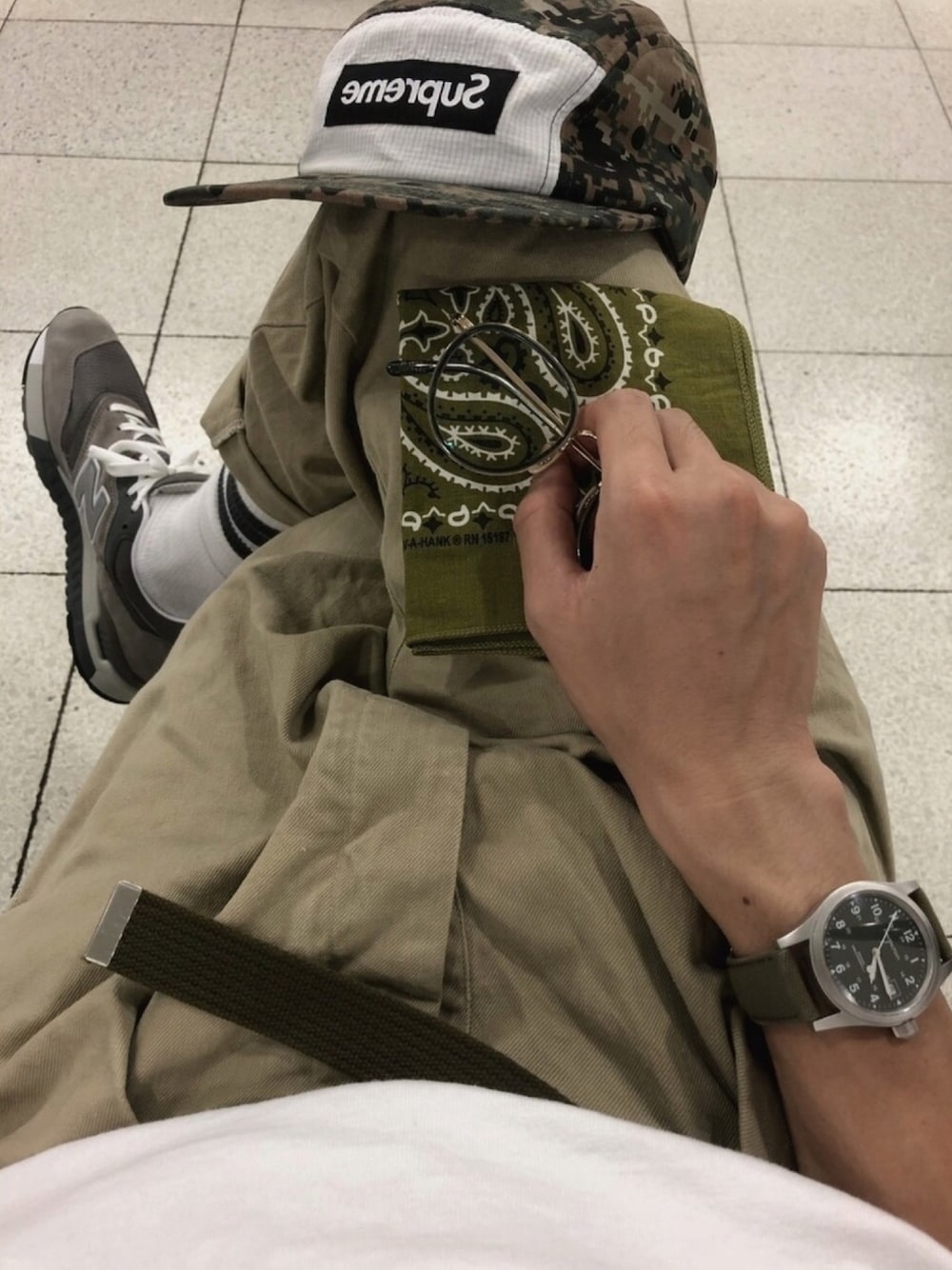 ホワイト系のTシャツ/カットソー、ベージュ系のチノパンツ、グレー系のスニーカーを着用したメンズの秋コーディネートの1枚目の写真