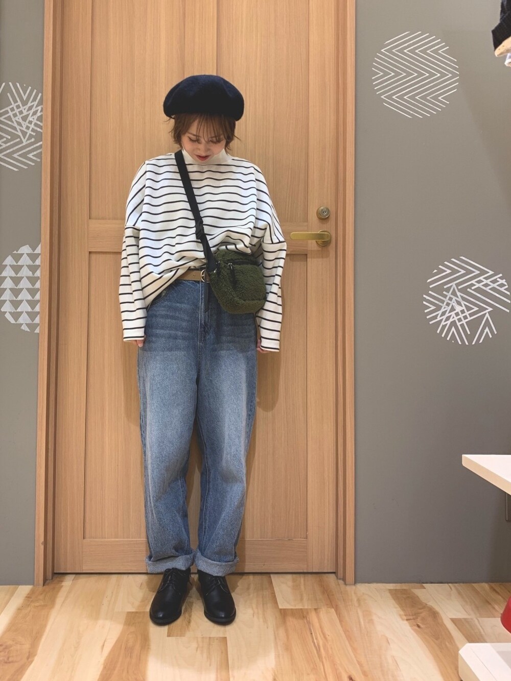 「大人カジュアル、秋コーデ、低身長、デニム、ハイネック、Samansa Mos2 blue、ボーダー」｜「Samansa Mos2 blueのパイピングベレー（ハンチング/ベレー帽、ブラック系）」を使った、井ノ口さん（レディース・152cm）の秋コーディネートの1枚目の写真