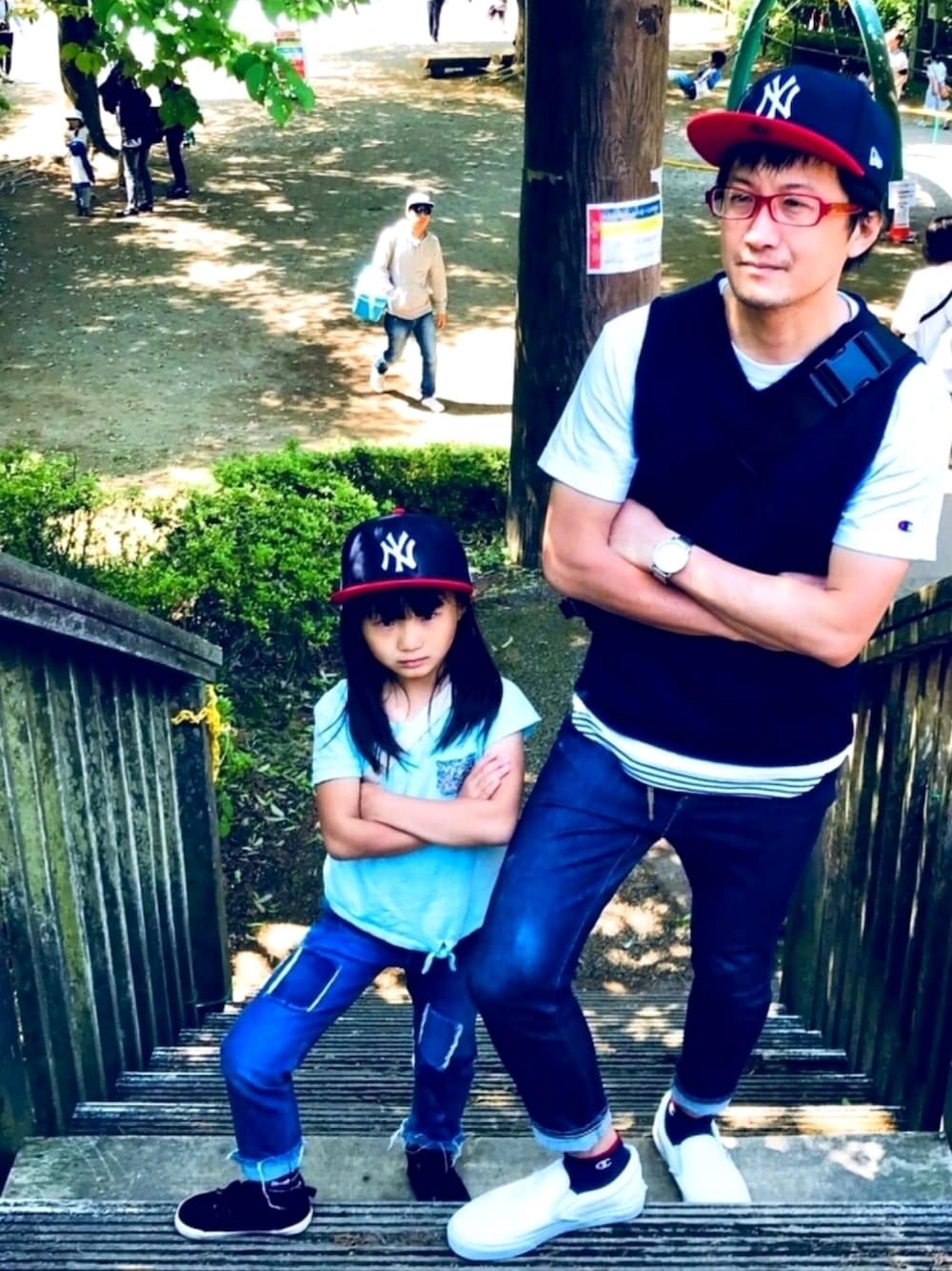 ブルー系のベスト、ホワイト系のTシャツ/カットソー、ホワイト系のタンクトップを着用したメンズの春コーディネートの1枚目の写真