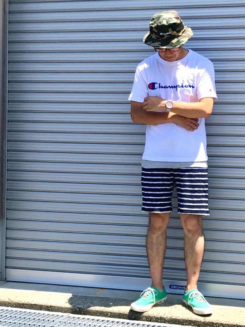 ホワイト系のTシャツ/カットソー、グレー系のTシャツ/カットソー、ブルー系のパンツを着用したメンズの夏コーディネートの1枚目の写真