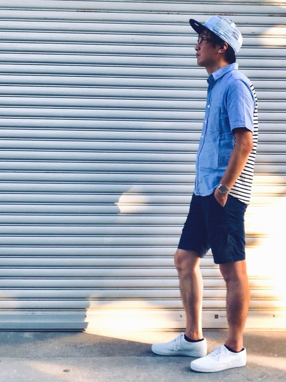 ブルー系のシャツ/ブラウス、ブルー系のカーゴパンツ、ホワイト系のスニーカーを着用したメンズの夏コーディネートの1枚目の写真