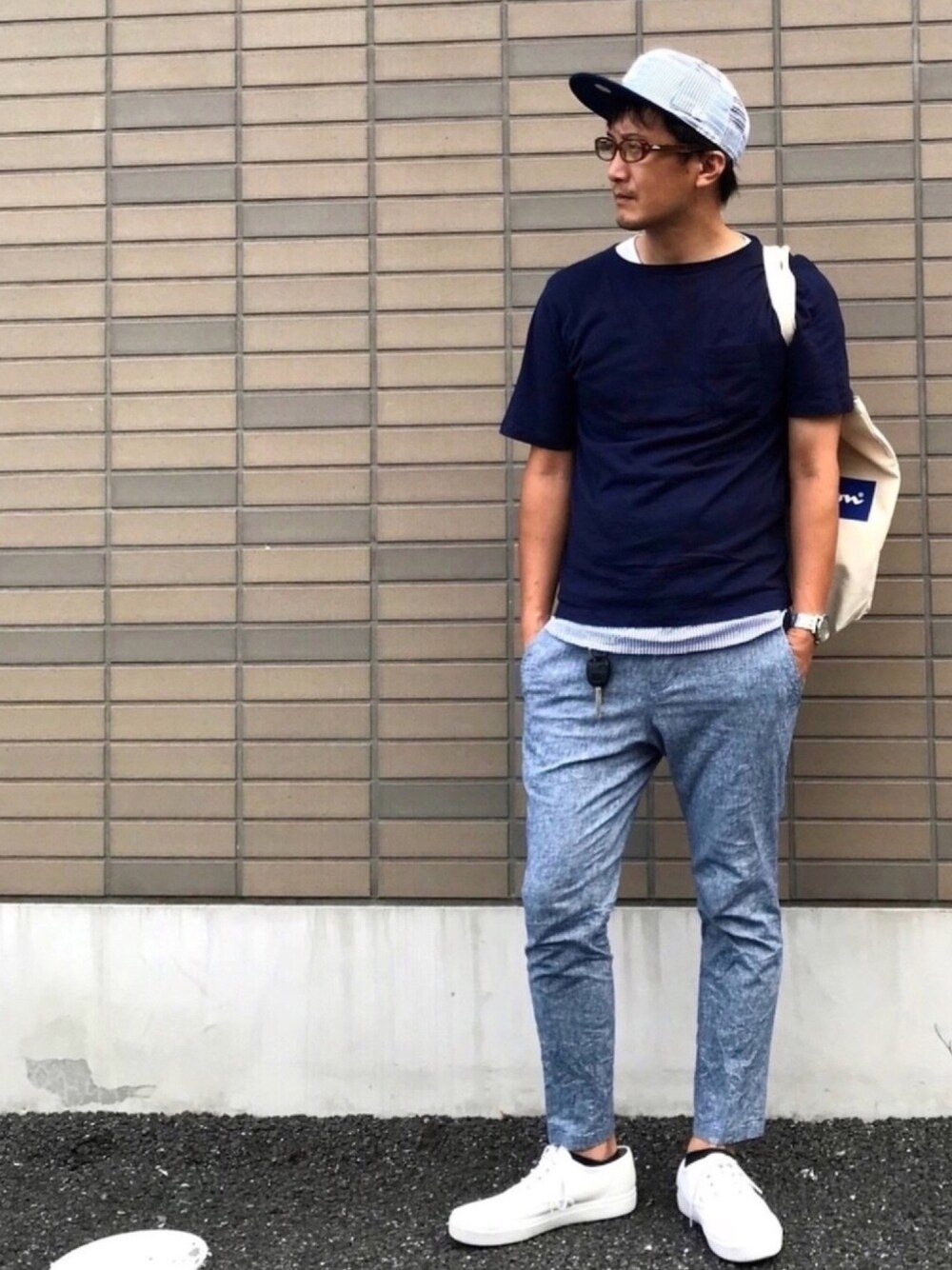 「休日スタイル、キャップ、トートバッグ、白スニーカー、めがね」｜「NEW ERAのアイテム（キャップ、ブルー系）」を使った、kimukenさん（メンズ・175cm）の夏コーディネートの1枚目の写真