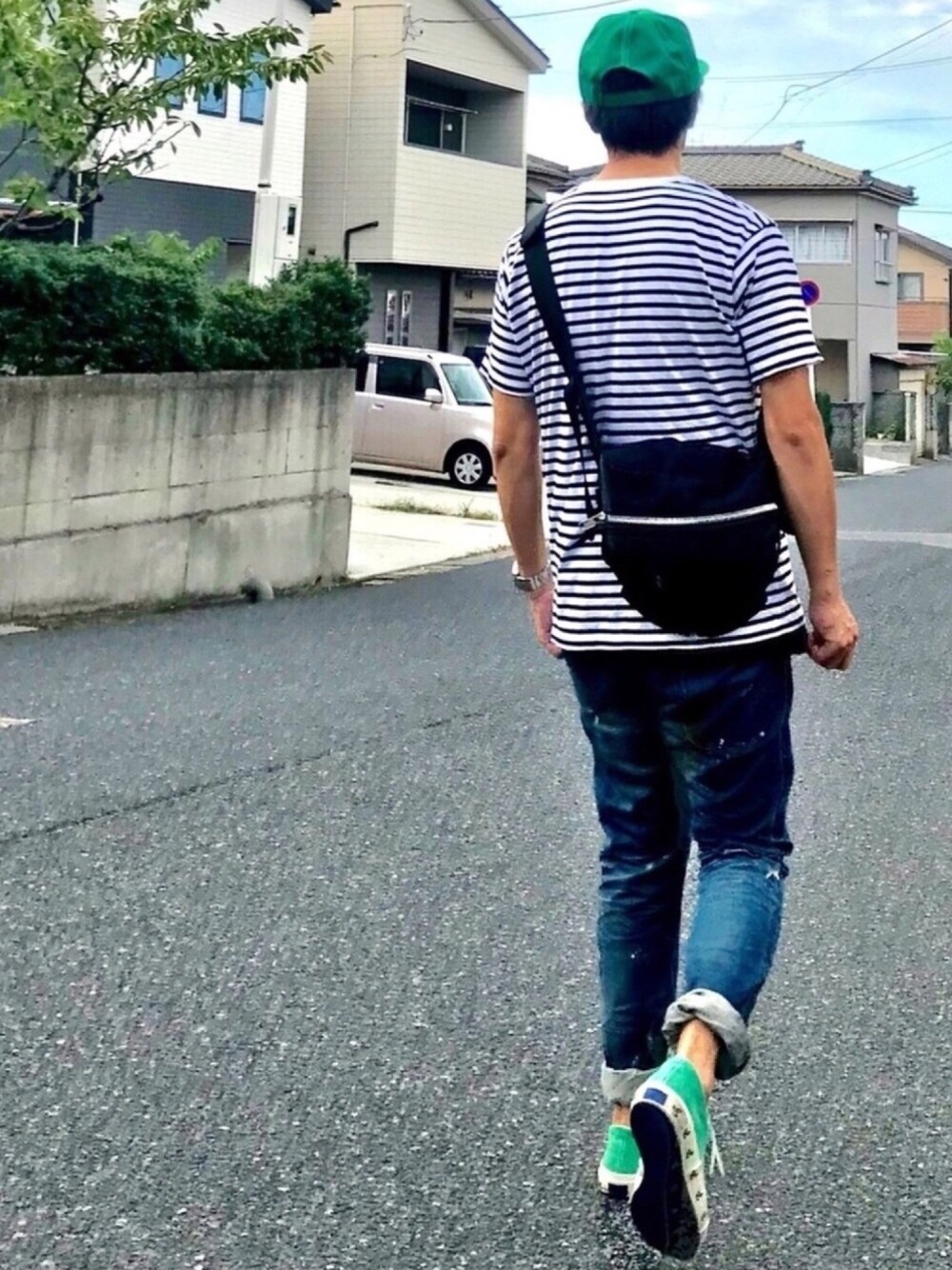 「バックスタイル、休日スタイル、キャップ、ボーダー、ボーダー推奨委員会、レイヤードスタイル、ロールアップ、スニーカー」｜「XLARGEのXL TRANSFER MESH TRUCKER CAP（キャップ、グリーン系）」を使った、kimukenさん（メンズ・175cm）の秋コーディネートの1枚目の写真