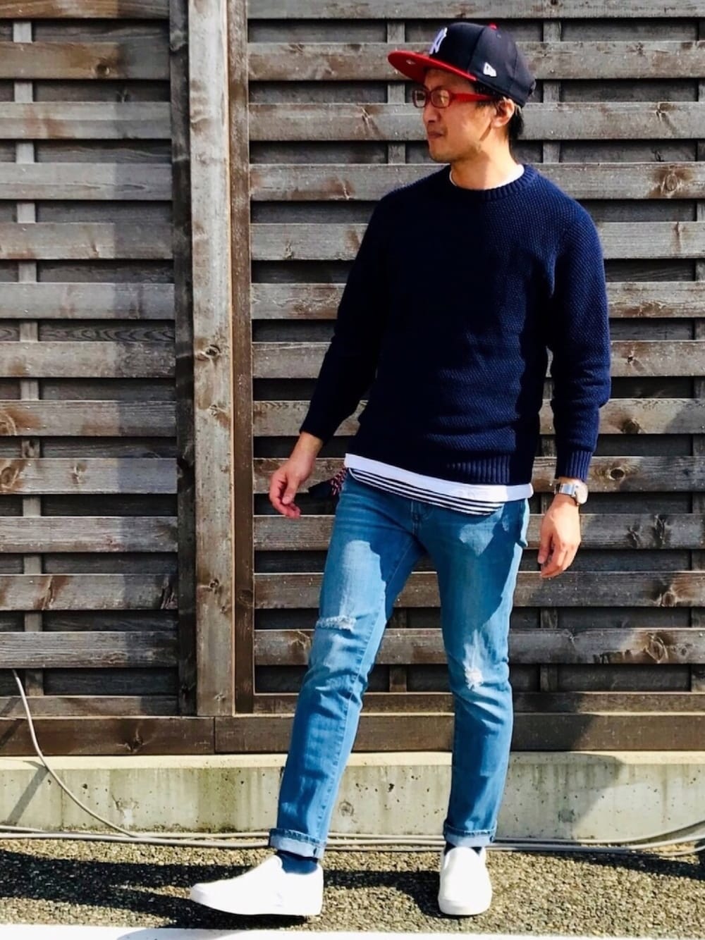 ブルー系のトップス、ホワイト系のTシャツ/カットソー、ホワイト系のタンクトップを着用したメンズの秋コーディネートの1枚目の写真
