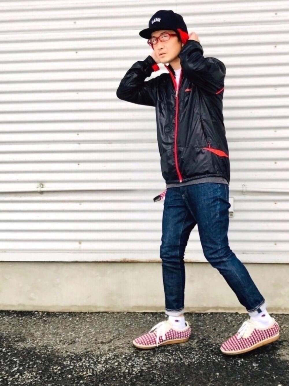 ブラック系のナイロンジャケット、ホワイト系のTシャツ/カットソー、グレー系のTシャツ/カットソーを着用したメンズの冬コーディネートの1枚目の写真