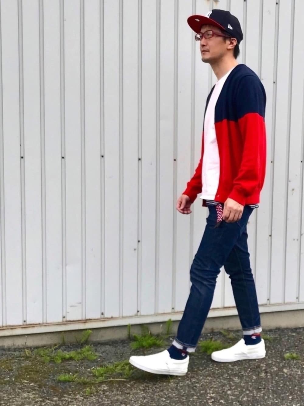 その他のカーディガン/ボレロ、ピンク系のTシャツ/カットソー、ホワイト系のタンクトップを着用したメンズの春コーディネートの1枚目の写真