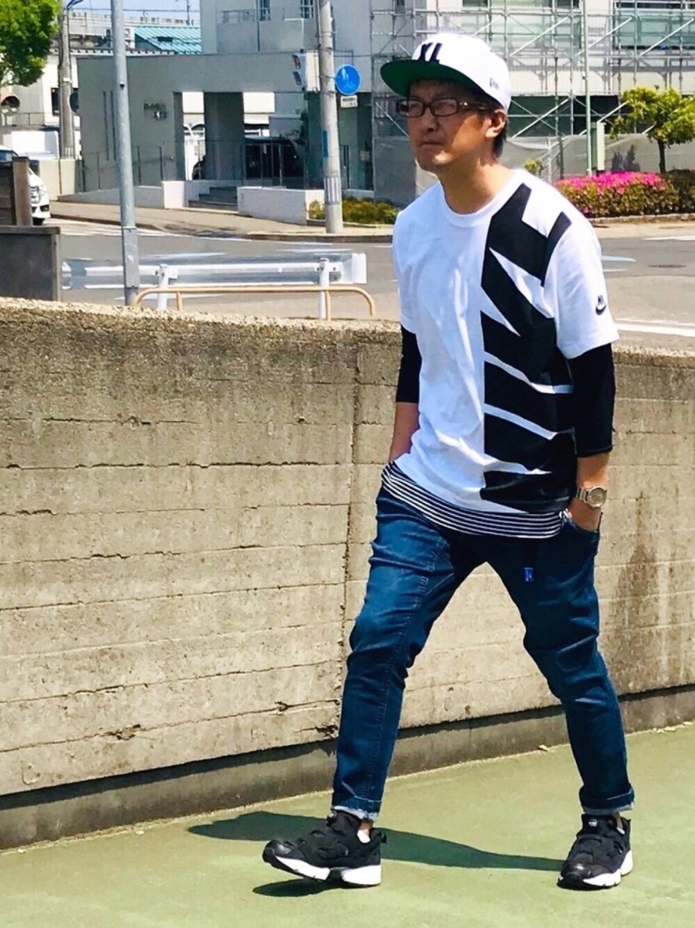 ホワイト系のTシャツ/カットソー、ホワイト系のタンクトップ、ブルー系のデニムパンツを着用したメンズの春コーディネートの1枚目の写真