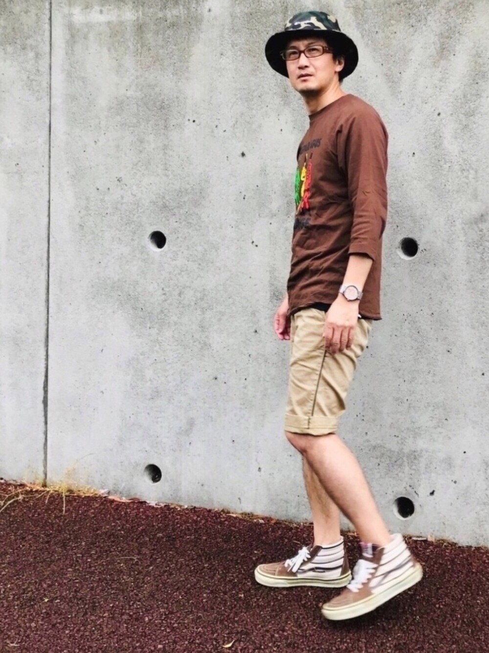 ブラウン系のTシャツ/カットソー、ブラック系のTシャツ/カットソー、ベージュ系のチノパンツを着用したメンズの夏コーディネートの1枚目の写真