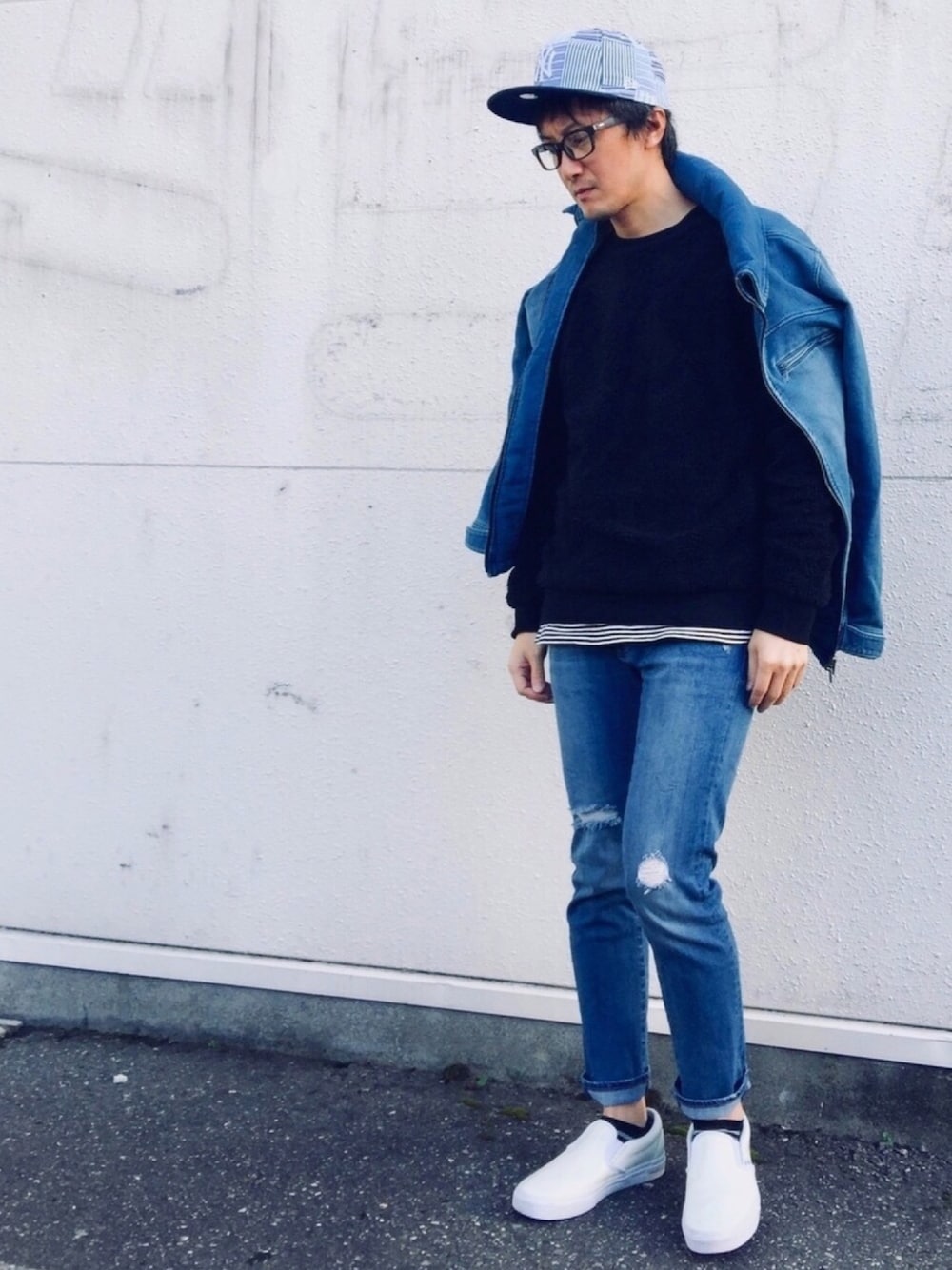 ブルー系のブルゾン、ブラック系のスウェット、ブルー系のデニムパンツを着用したメンズの秋コーディネートの1枚目の写真
