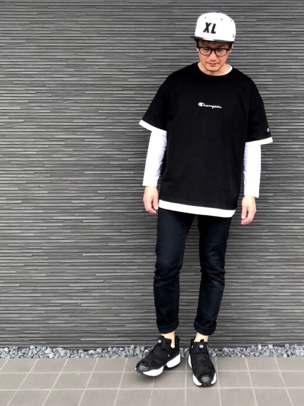 ブラック系のTシャツ/カットソー、ホワイト系のTシャツ/カットソー、ブラック系のパンツを着用したメンズの春コーディネートの1枚目の写真