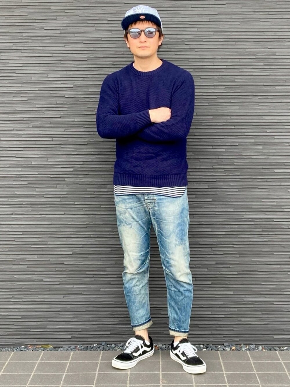 ブルー系のトップス、ホワイト系のタンクトップ、ブルー系のデニムパンツを着用したメンズの春コーディネートの1枚目の写真