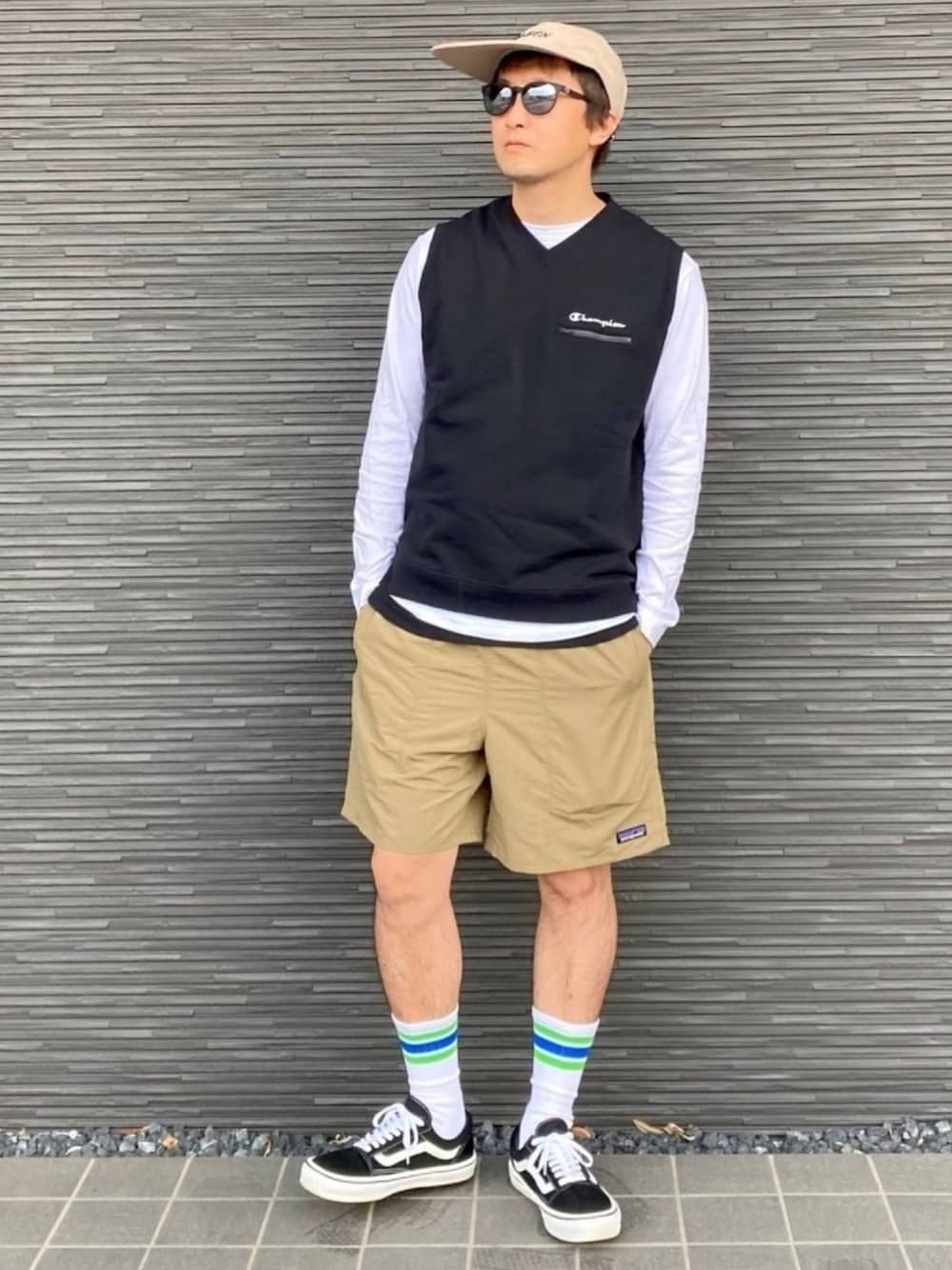 「ファミマ靴下、スニーカー、キャップ、ベスト、ロンT、ハーフパンツ、レイヤードスタイル、サングラス、ファミマソックス、休日スタイル」｜「FREAK'S STOREのTENBOX (10匣) × GRAMICCI / テンボックス CAP / ジェットキャップ（ハット、ベージュ系）」を使った、kimukenさん（メンズ・175cm）の春コーディネートの1枚目の写真