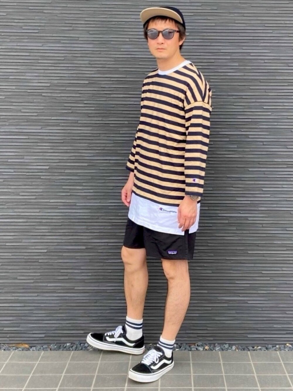 「休日スタイル、サングラス、キャップ、ボーダー、ロンT、ハーフパンツ、ショートパンツ、ラインソックス、Champion、VANS」｜「MOUNTAIN HARDWEARのMHWロゴナイロンキャンプハット（キャップ、ブラック系）」を使った、kimukenさん（メンズ・175cm）の春コーディネートの1枚目の写真