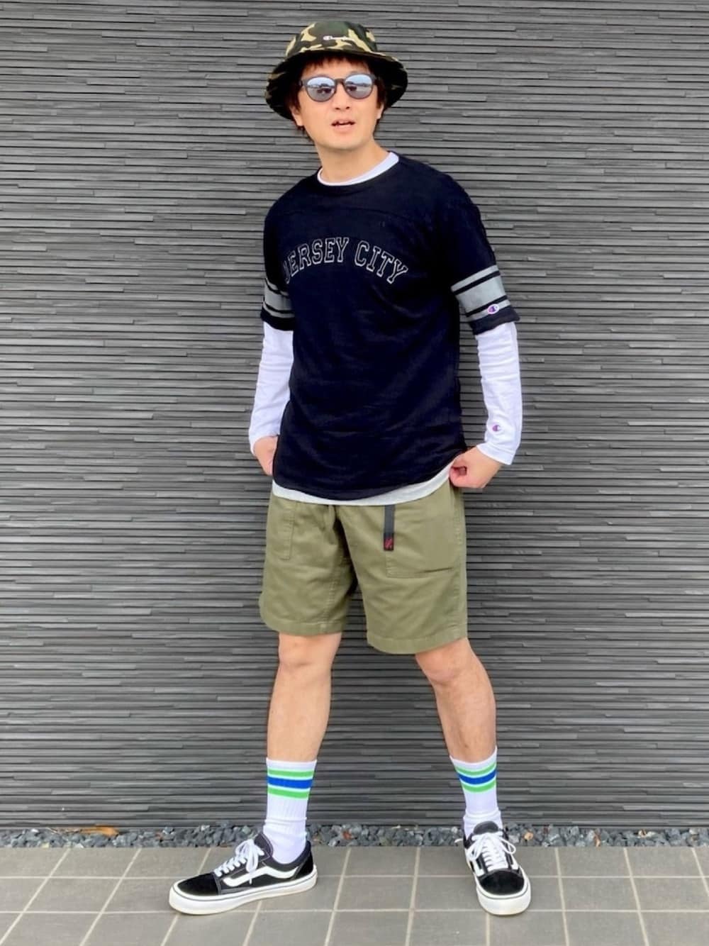 ブラック系のTシャツ/カットソー、ホワイト系のTシャツ/カットソー、グリーン系のその他パンツを着用したメンズの春コーディネートの1枚目の写真