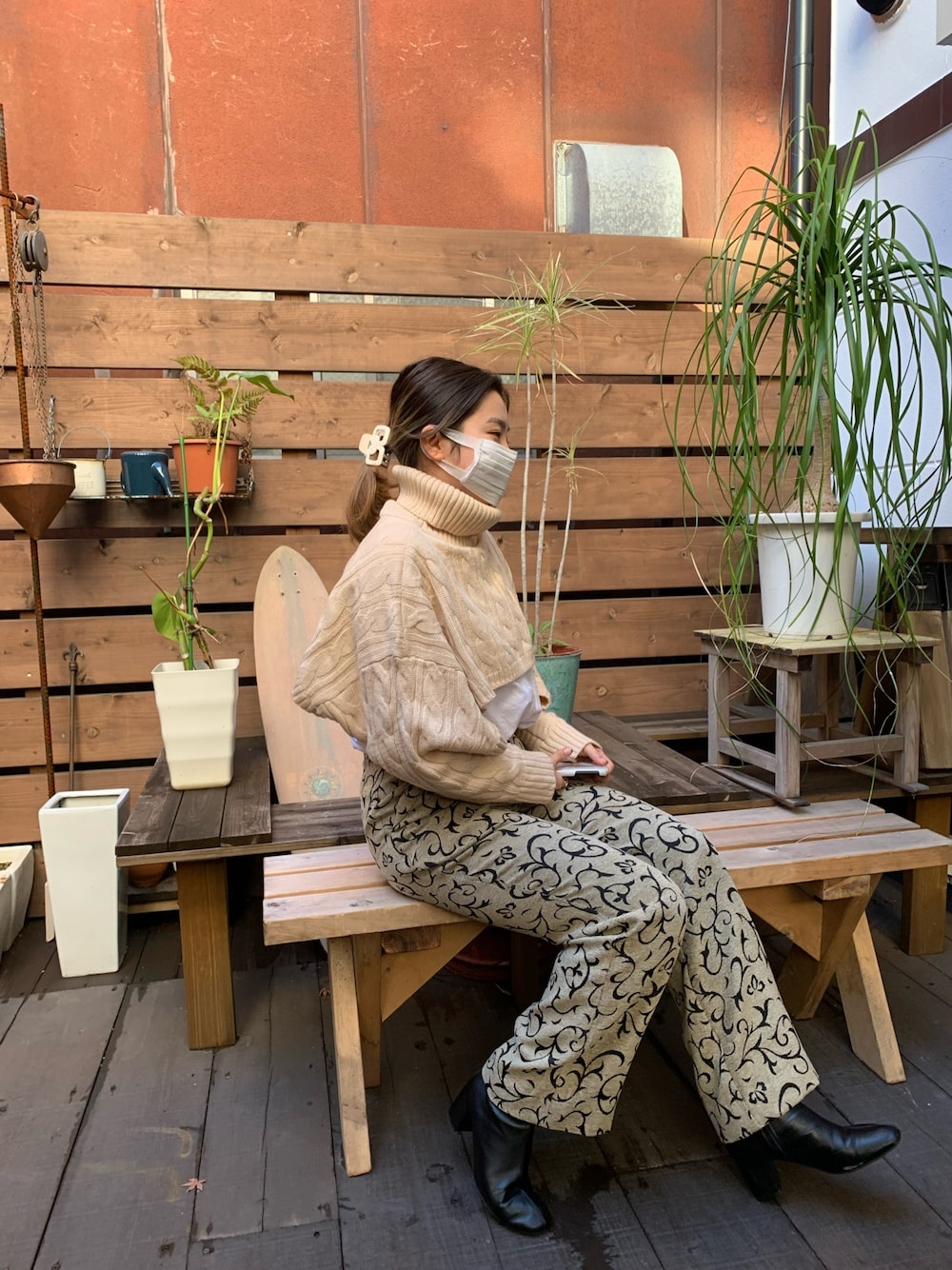 「柄パンツ、ショートニット」｜「pocherのアイテム（トップス、ベージュ系）」を使った、🧶さん（レディース・155cm）の冬コーディネートの1枚目の写真