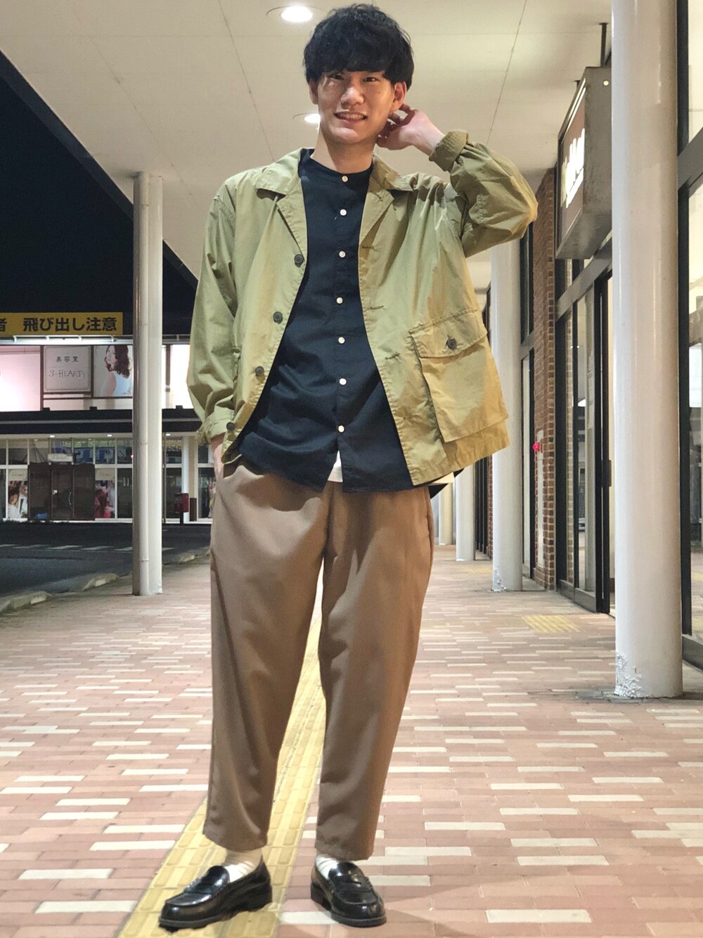 グリーン系のミリタリージャケット、ブルー系のシャツ/ブラウス、ホワイト系のTシャツ/カットソーを着用したメンズの春コーディネートの1枚目の写真