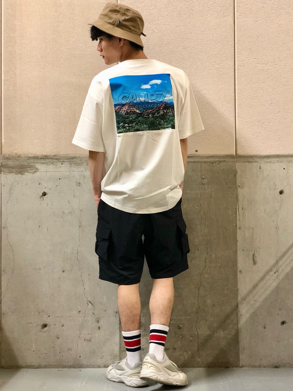 ホワイト系のTシャツ/カットソー、ブラック系のその他パンツ、ホワイト系のスニーカーを着用したメンズの春コーディネートの1枚目の写真