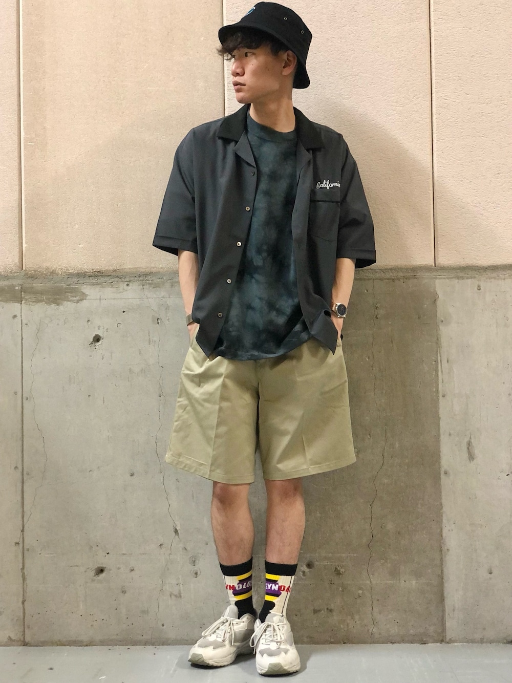 ホワイト系のスニーカー、ベージュ系のその他パンツ、グレー系のシャツ/ブラウスを着用したメンズの夏コーディネートの1枚目の写真