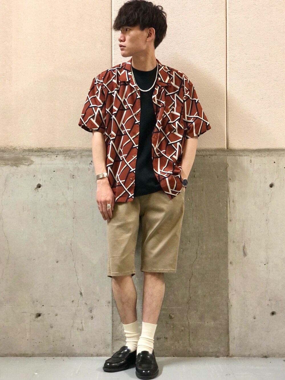 グリーン系のシャツ/ブラウス、ブラック系のTシャツ/カットソー、ベージュ系のその他パンツを着用したメンズの夏コーディネートの1枚目の写真