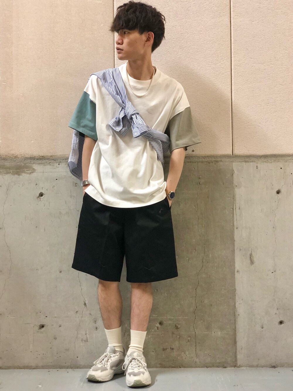 ホワイト系のTシャツ/カットソー、ホワイト系のその他トップス、ブラック系のその他パンツを着用したメンズの夏コーディネートの1枚目の写真
