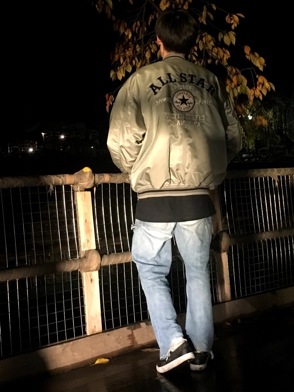 グレー系のMA-1、ブラック系のTシャツ/カットソー、ブルー系のデニムパンツを着用したメンズの秋コーディネートの1枚目の写真