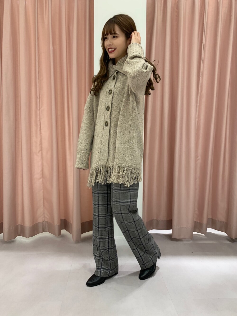 ベージュ系のニット/セーター、グレー系のその他パンツ、ブラック系のブーツを着用したレディースの秋コーディネートの1枚目の写真