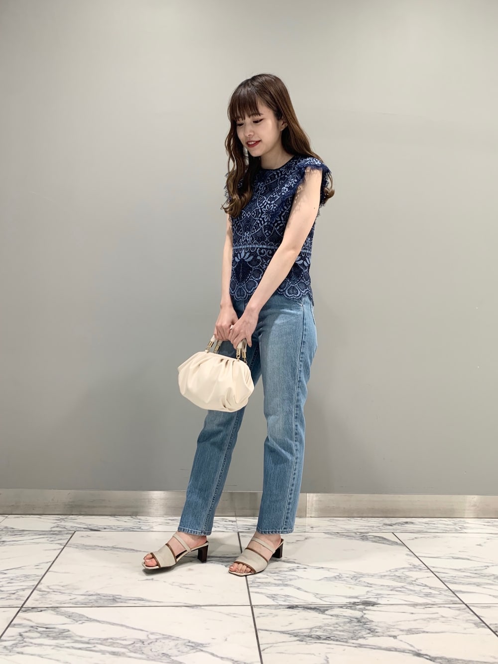 「JILLSTUART、ジルスチュアート、夏コーデ、大人コーデ、きれいめカジュアル、レースブラウス、デニム」｜「JILL STUARTの◆【セットアップ対応】マリアレースブラウス（シャツ/ブラウス、ブルー系）」を使った、Honokaさん（レディース・156cm）の夏コーディネートの1枚目の写真