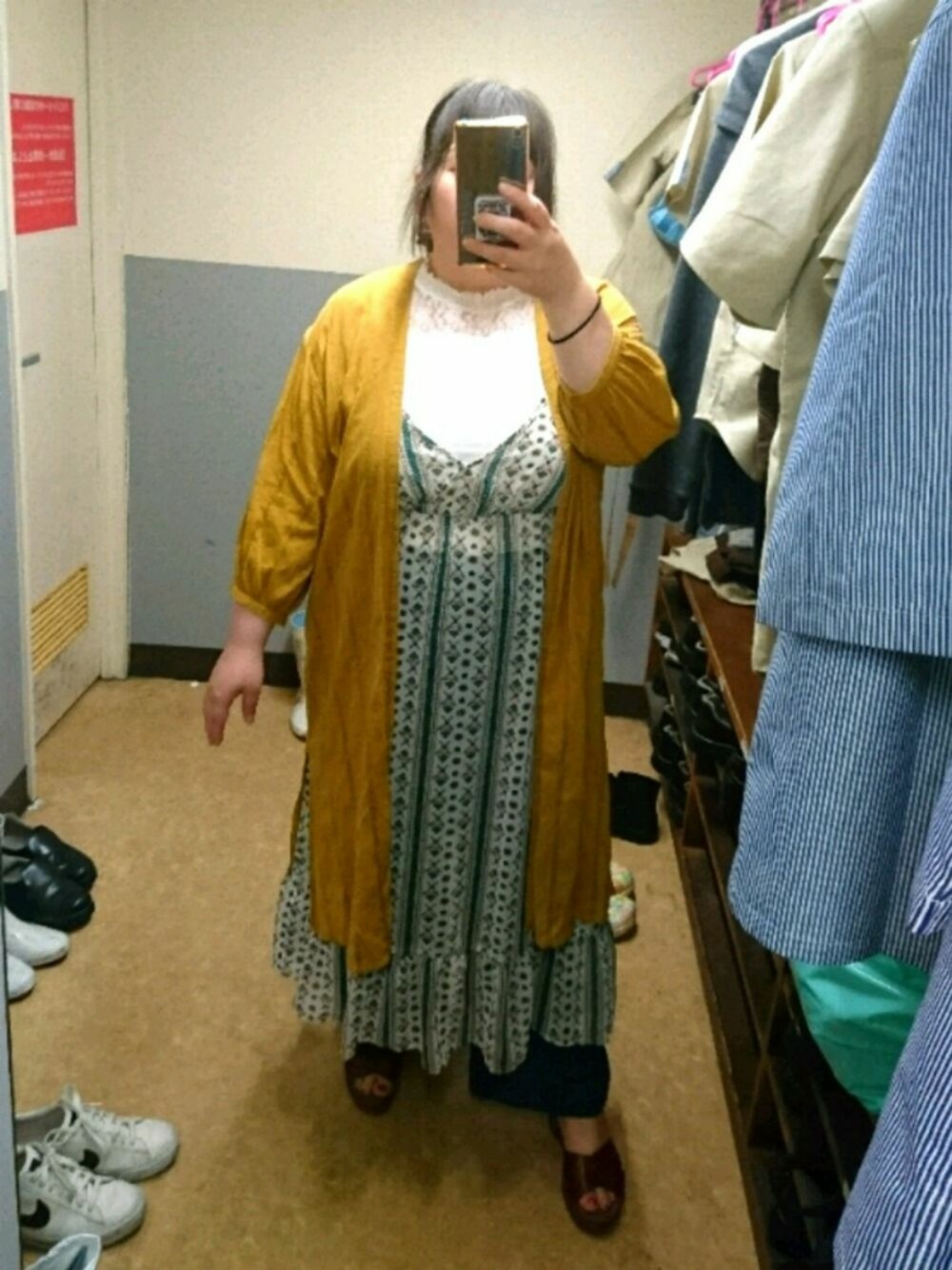 「でぶ、デブでもオシャレしたい、ぽっちゃり、大きいサイズ、キャミワンピ」｜「UNIQLOのコットンドビーロングシャツ（7分袖）（シャツ/ブラウス、イエロー系）」を使った、えなじーさん（レディース・156cm）の夏コーディネートの1枚目の写真