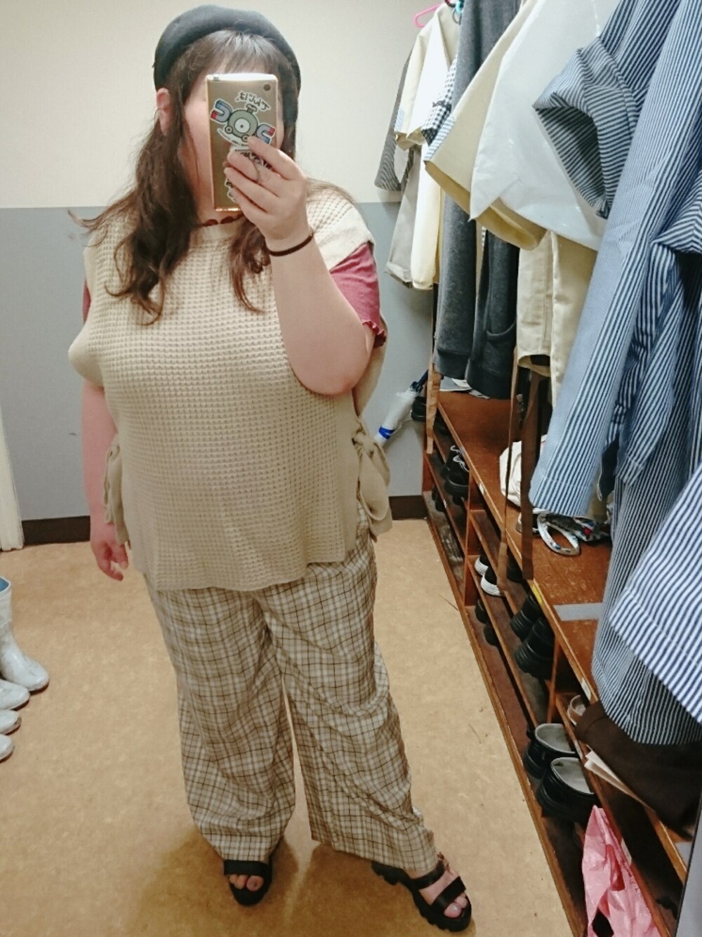 「でぶ、デブでもオシャレしたい、ぽっちゃり、大きいサイズ、ベスト、チェックパンツ、プチプラのあや×しまむら」｜「しまむらのアイテム（ハンチング/ベレー帽、ブラック系）」を使った、えなじーさん（レディース・156cm）の夏コーディネートの1枚目の写真