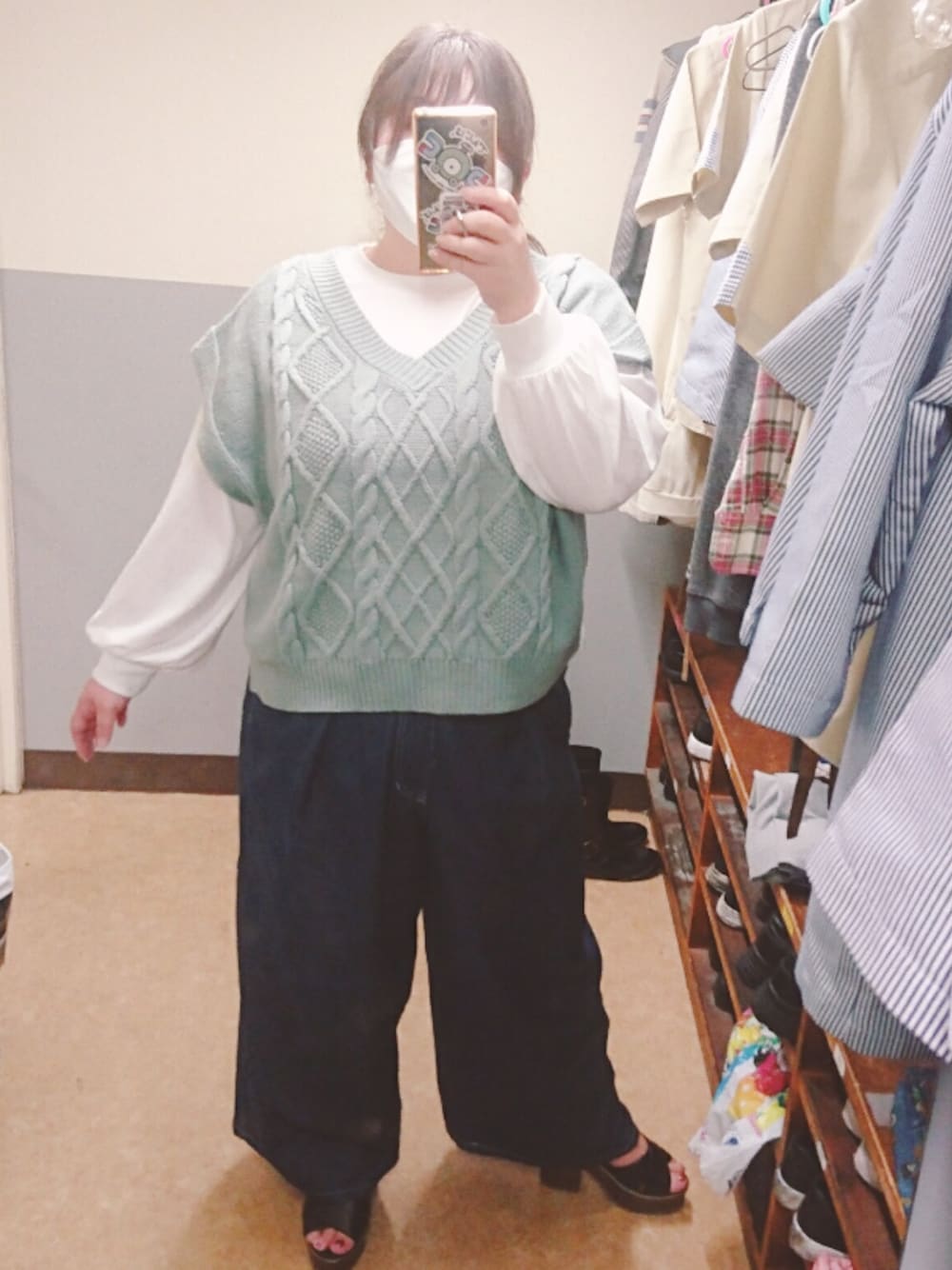 「でぶ、デブでもオシャレしたい、ぽっちゃり、大きいサイズ、カラーベスト、ワイドデニム」｜「上野のABABのニットベスト（ベスト、ブルー系）」を使った、えなじーさん（レディース・156cm）の秋コーディネートの1枚目の写真