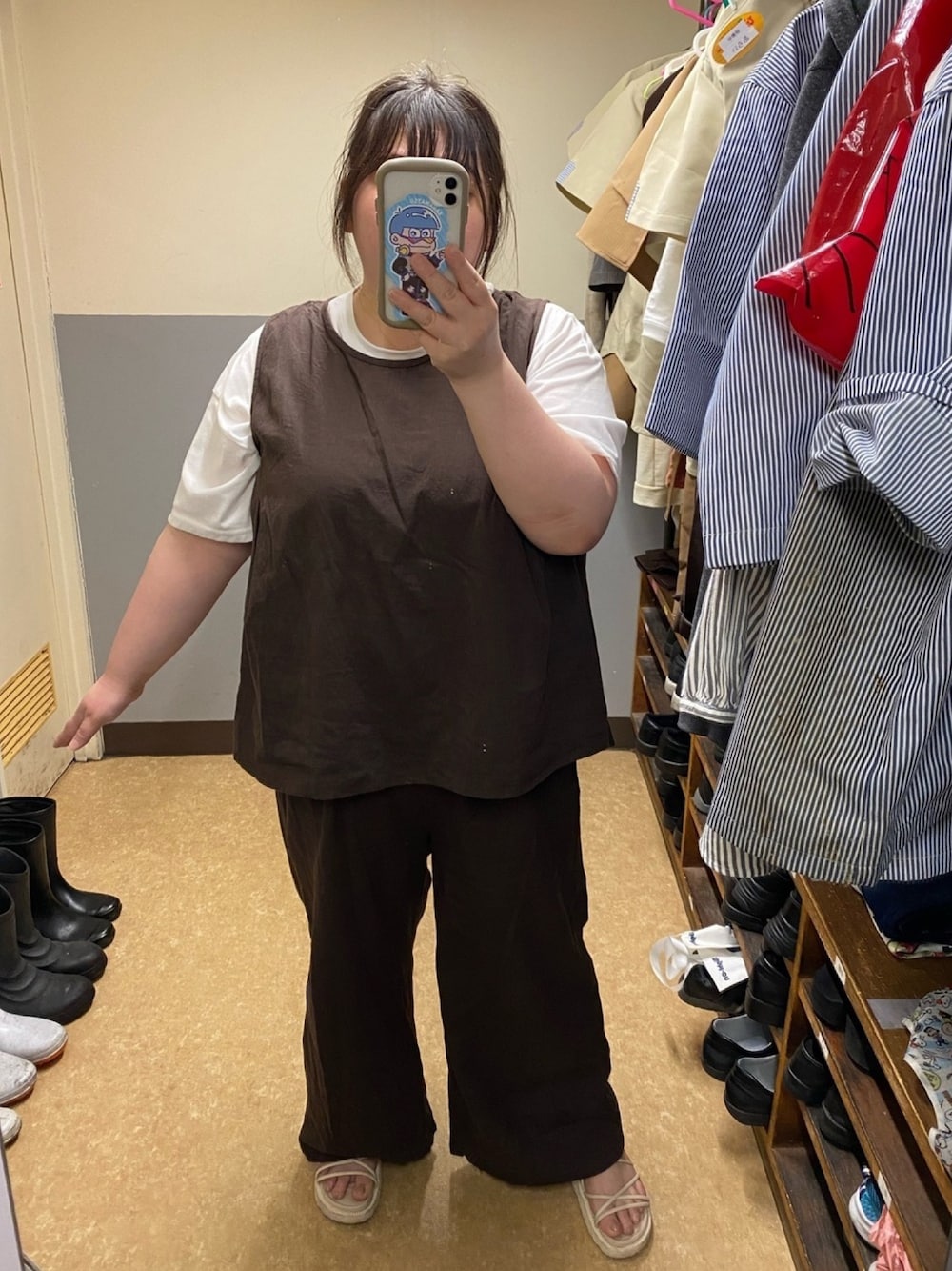 「でぶ、デブでもオシャレしたい、ぽっちゃり、大きいサイズ、セットアップ、白Tシャツ」｜「しまむらのアイテム（Tシャツ/カットソー、ブラック系）」を使った、えなじーさん（レディース・156cm）の春コーディネートの1枚目の写真