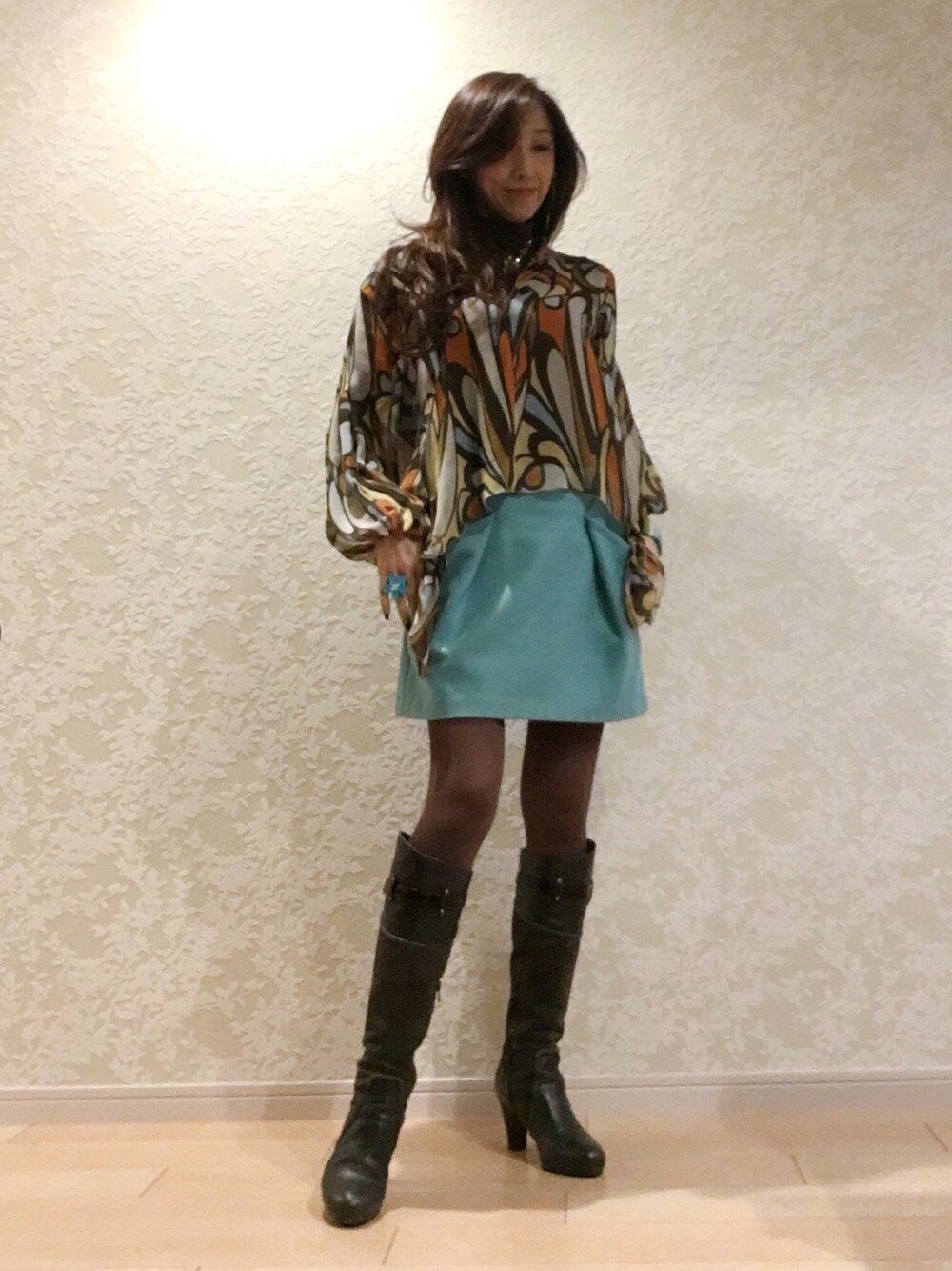 「カジュアル、大人カジュアル、大人コーデ、一癖ある、ミニスカート、ロングブーツ、オトナ女子」｜「DouDouのアイテム（スカート、ブルー系）」を使った、ちはやさん（レディース・163cm）の冬コーディネートの1枚目の写真