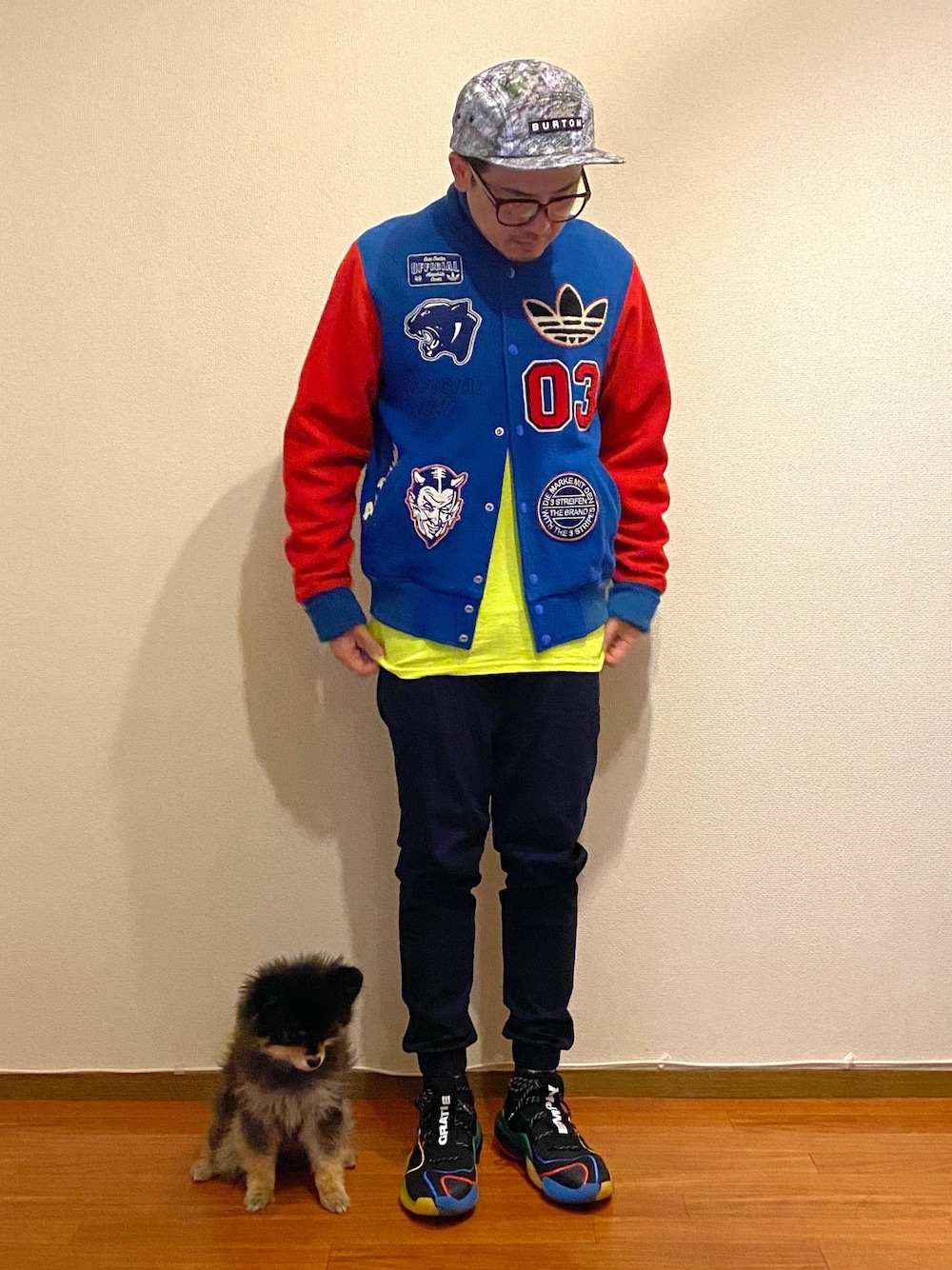 「今日のコーデ、スニーカー、ストリート、キャップ、スタジャン、adidas、カラフル、いいね、save、フォローお願いします🤑、ネオンカラー、シオマリアッチ」｜「adidasのアイテム（スタジャン、ブルー系）」を使った、シオマリアッチさん（メンズ・172cm）の冬コーディネートの1枚目の写真