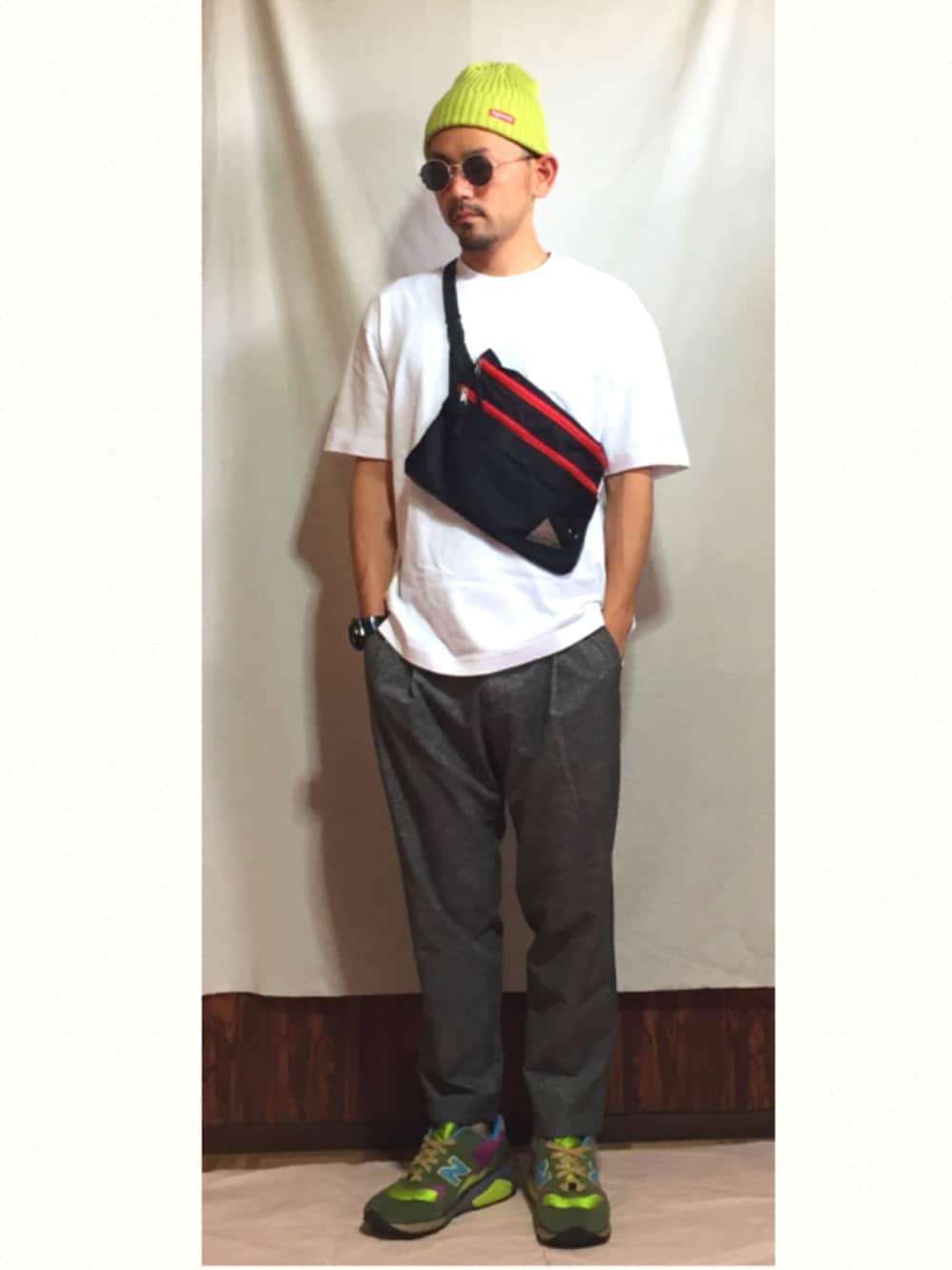 「サコッシュ、休日スタイル、ネオンカラー、ビッグシルエット、UNIQLO、スラックス、オーバーサイズ、BOXLOGO」｜「Supreme のアイテム（ニットキャップ/ビーニー、グリーン系）」を使った、u3さん（メンズ・167cm）の春コーディネートの1枚目の写真