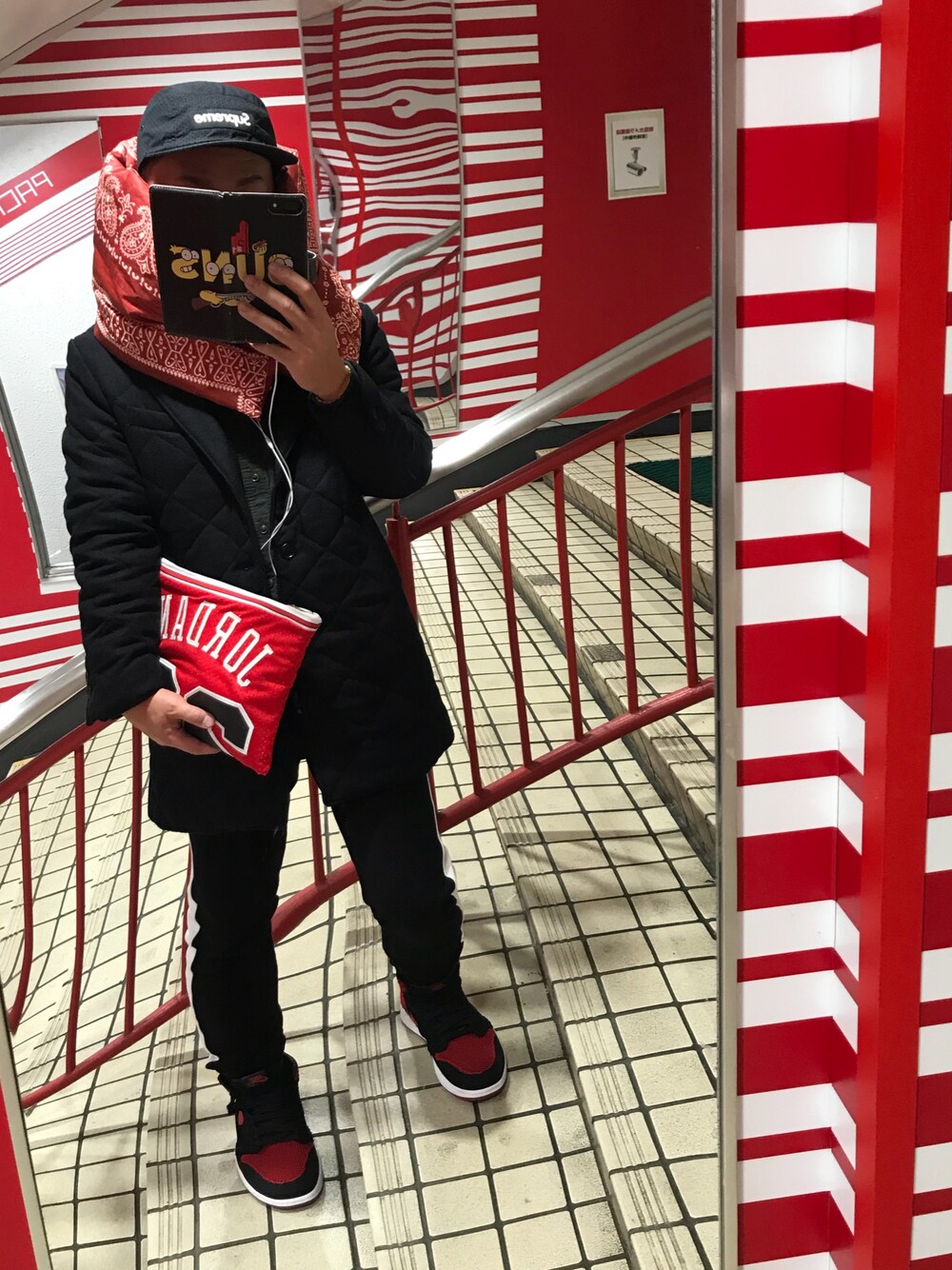 「チェスターコート、キルティング、スポーツミックス、ジョーダン、フライニット、クラッチバッグ、赤、ダウンマフラー、ラインパンツ」｜「Supreme のアイテム（キャップ、ブラック系）」を使った、u3さん（メンズ・167cm）の冬コーディネートの1枚目の写真