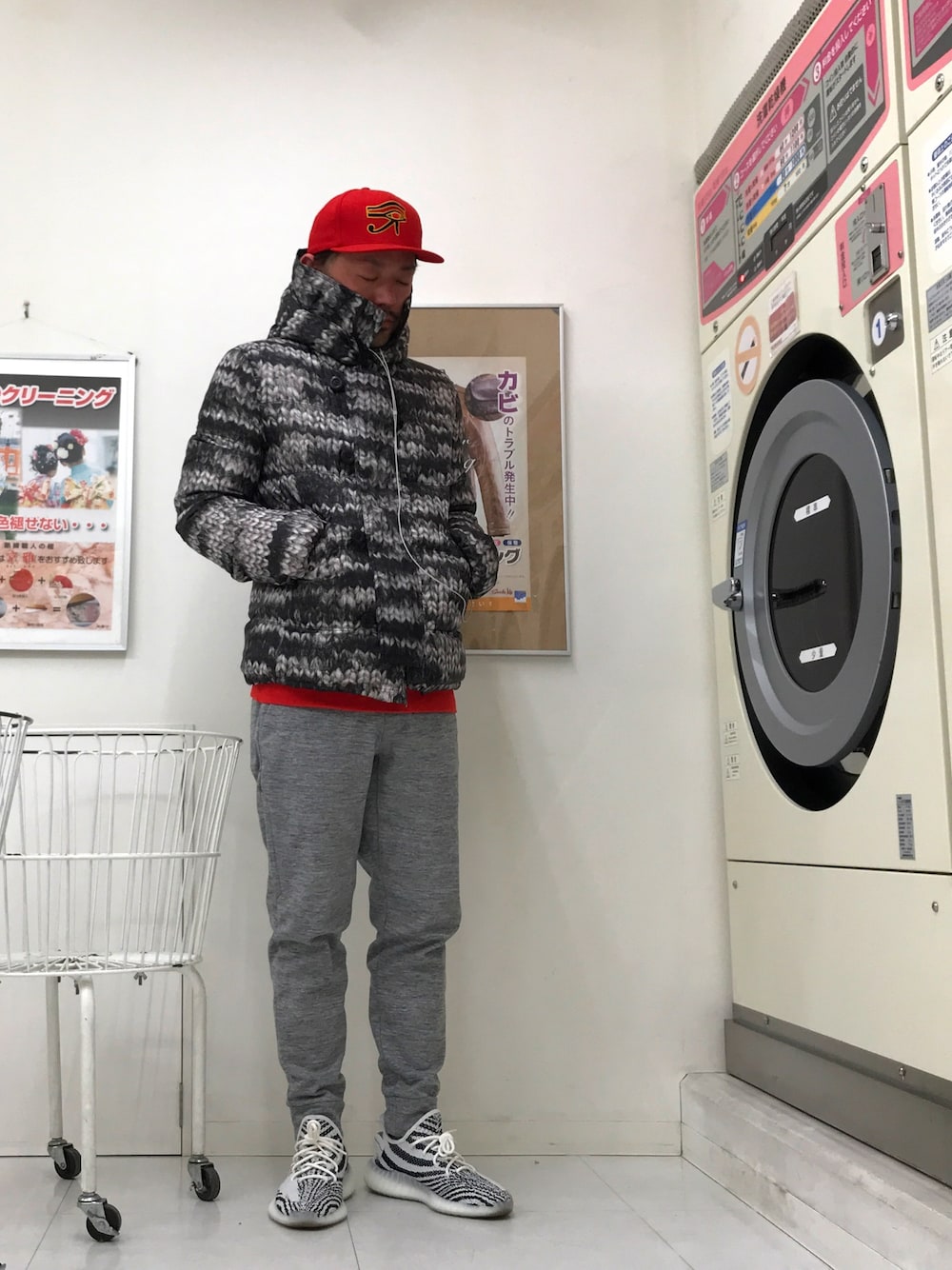 「ラフ、転写プリント、ユニクロ、スウェットパンツ、毛糸、yeezy」｜「Supreme のアイテム（キャップ、レッド系）」を使った、u3さん（メンズ・167cm）の冬コーディネートの1枚目の写真