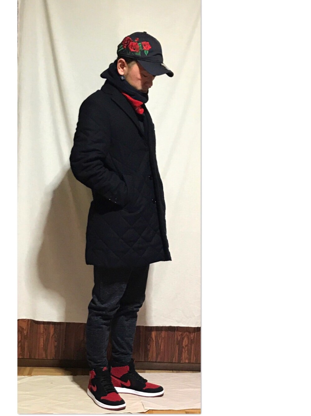 「刺繍、ジョーダン、ユニクロ、スウェットパンツ、キルティング、チェスターコート、ネックウォーマー」｜「NEW ERAのNEW ERA/９THIRTY（キャップ、ブルー系）」を使った、u3さん（メンズ・167cm）の冬コーディネートの1枚目の写真