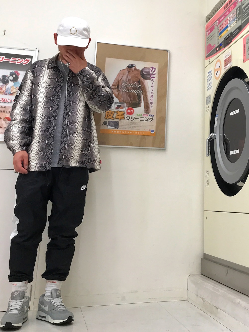 「ヘビ柄、ナイロンパンツ、シャカパン、スポーツミックス、ソックスイン、コーチジャケット、ピンキーリング」｜「#nicedreamsのアイテム（キャップ、ホワイト系）」を使った、u3さん（メンズ・167cm）の春コーディネートの1枚目の写真