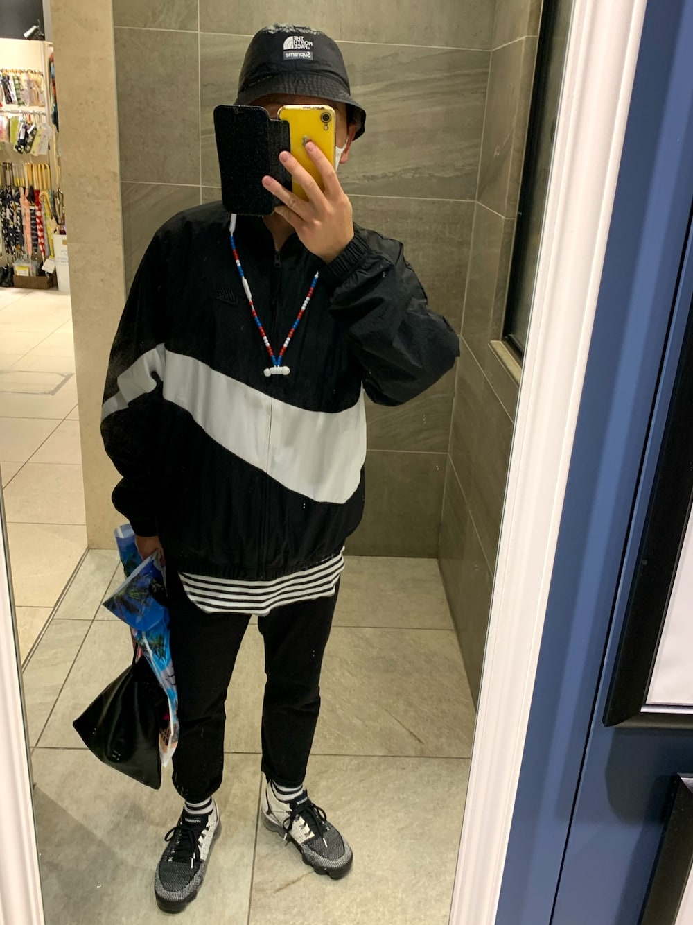 「バケットハット、supreme、巾着バッグ、sacai」｜「NIKEのNIKE / Anorak Jacket（ナイロンジャケット、ブラック系）」を使った、u3さん（メンズ・167cm）の秋コーディネートの1枚目の写真