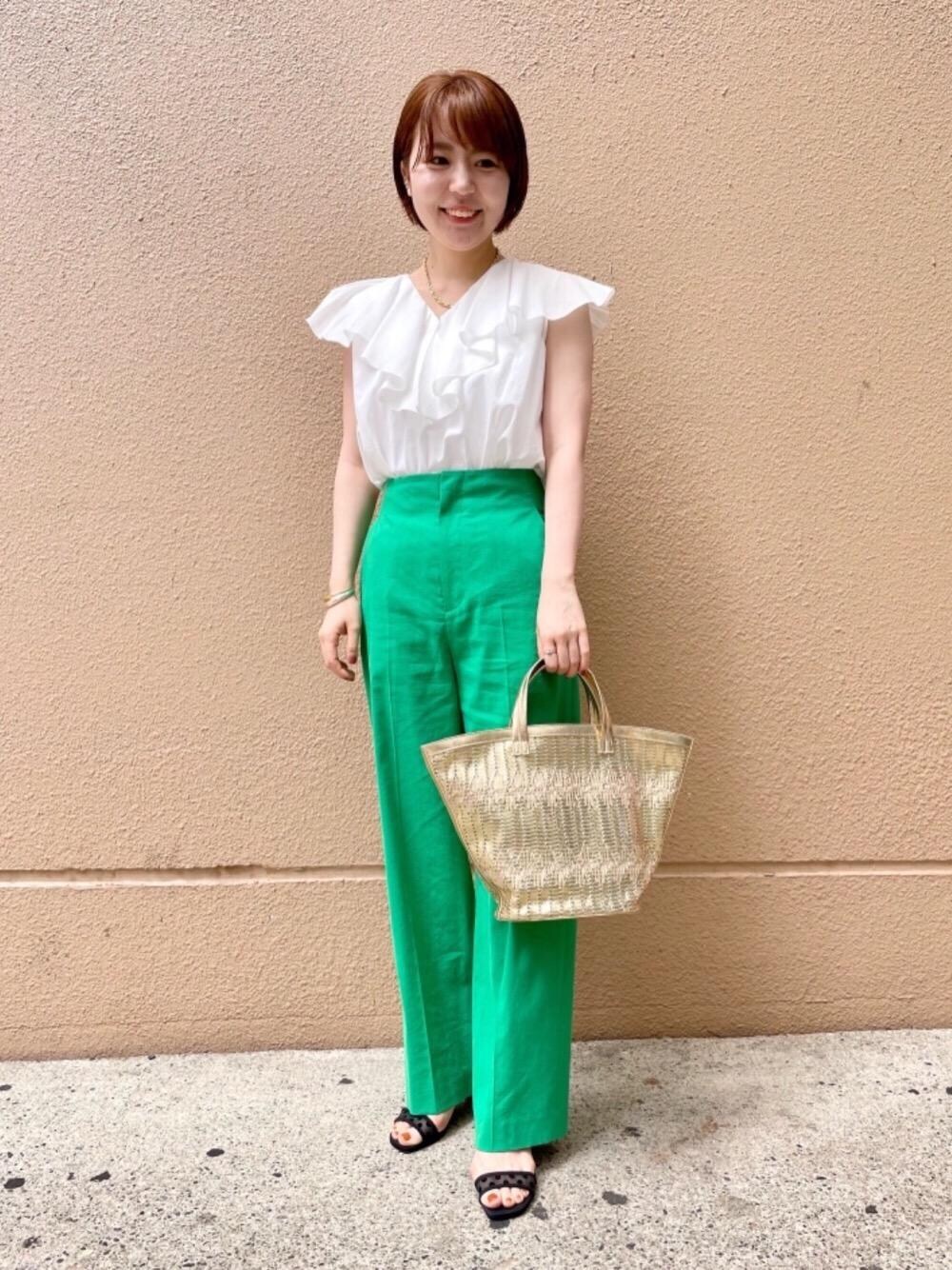 ゴールド系のトートバッグ、その他のサンダル、ホワイト系のシャツ/ブラウスを着用したレディースの夏コーディネートの1枚目の写真