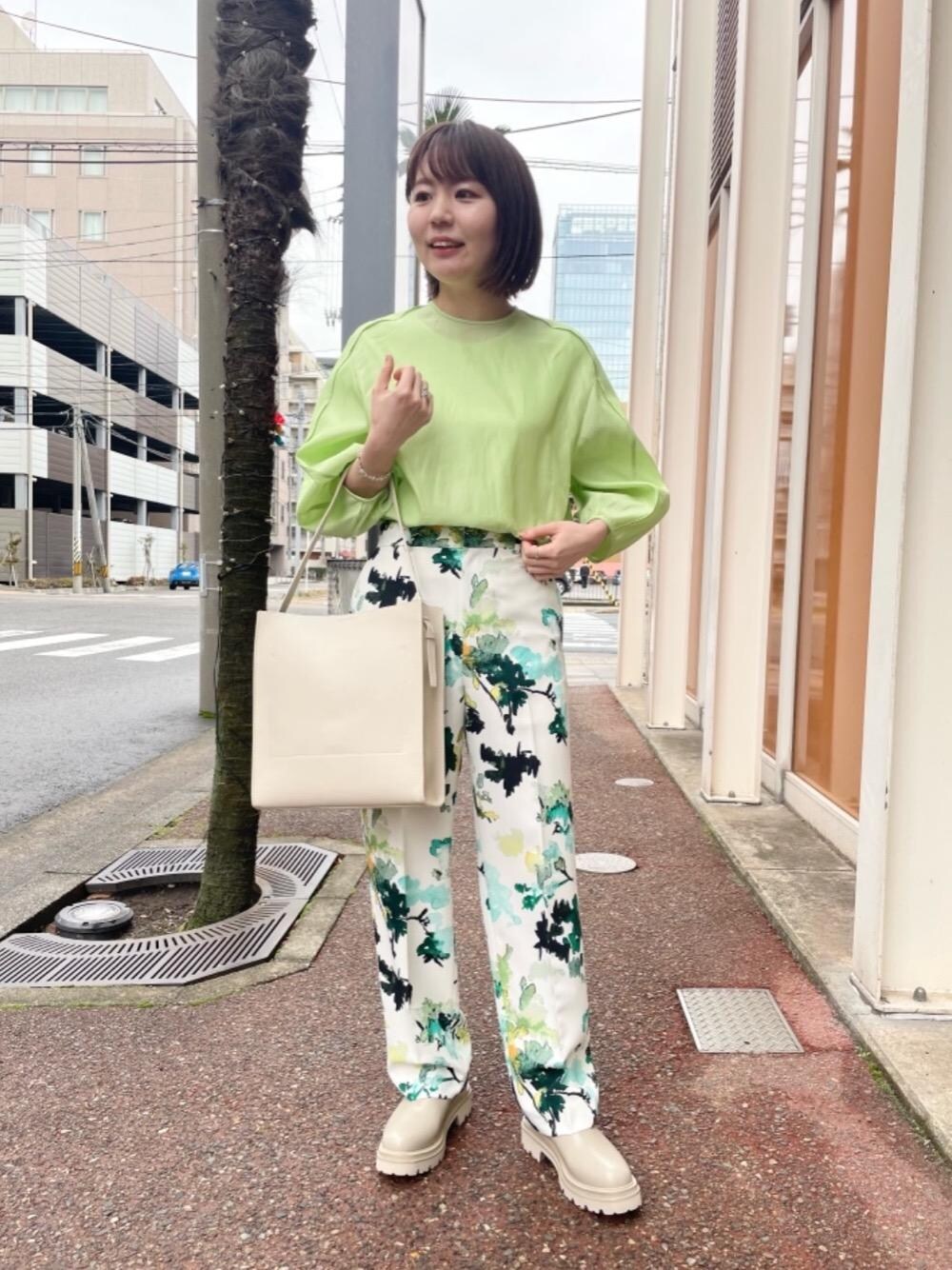 グリーン系のシャツ/ブラウス、グリーン系のその他パンツ、ベージュ系のブーツを着用したレディースの冬コーディネートの1枚目の写真