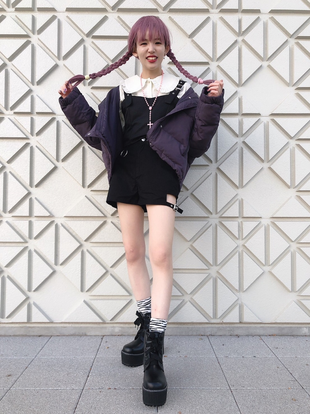 「プチプラ、プチプラコーデ、アウター、セットアップ、いいね、save、フォローお願いします🤑、パープル、パープル×黒、ビスチェ、ダウンジャケット、三つ編み」｜「WEGOのWEGO/ビッグカラーパールボタンブラウス（シャツ/ブラウス、ホワイト系）」を使った、nemu17さん（レディース・162cm）の秋コーディネートの1枚目の写真