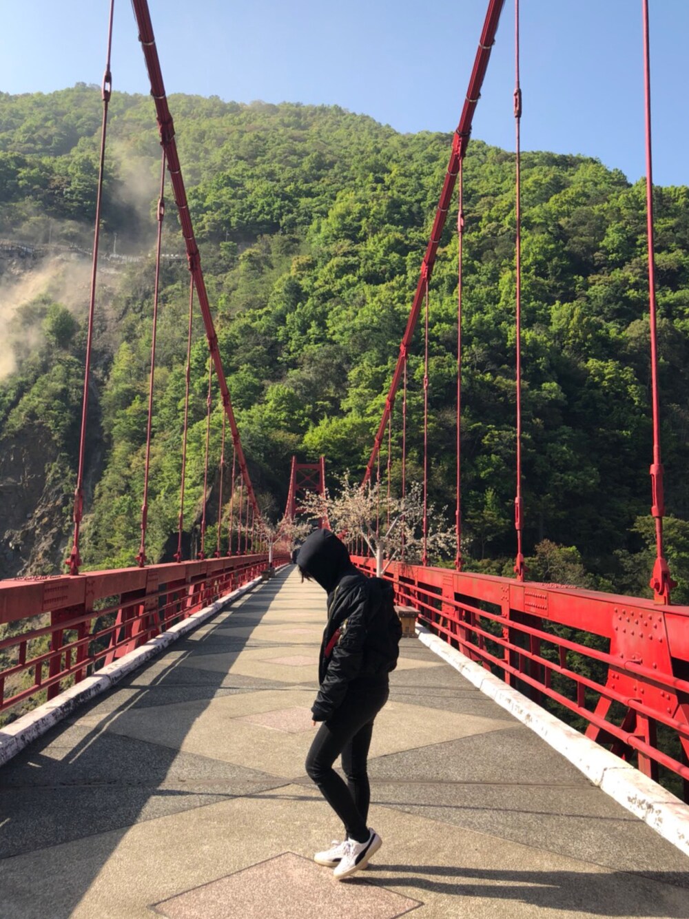 「Alpha IndustriesのAlpha Industries - クラシックボマージャケット - men - ナイロン - XS（スタジャン、ブラック系）」を使った、tomoさん（レディース・162cm）の春コーディネートの1枚目の写真