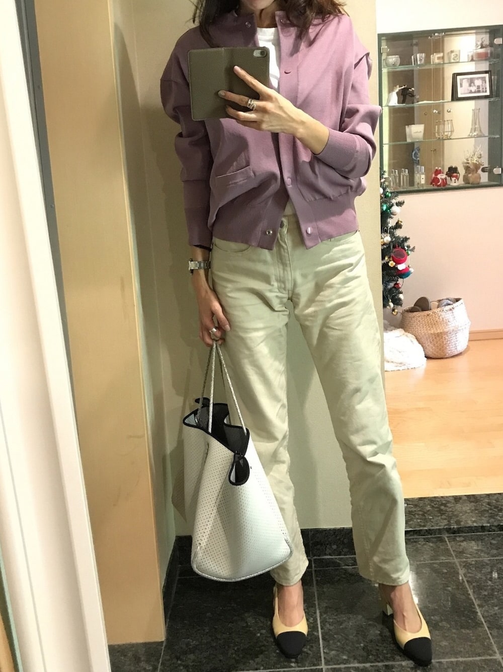 「大人カジュアル、パンツスタイル、大人コーデ、チノパン、ママコーデ、ママファッション、170cm、171cm、お洒落さんとつながりたい、ootd」｜「Drawerのアイテム（チノパンツ、ベージュ系）」を使った、LISAさん（レディース・171cm）の秋コーディネートの1枚目の写真