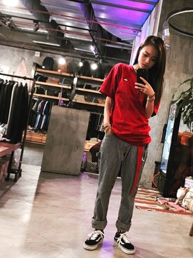 「VANS（バンズ）のアイテム（Tシャツ/カットソー、レッド系）」を使った、Arina*涔子さん（レディース・157cm）の秋コーディネート