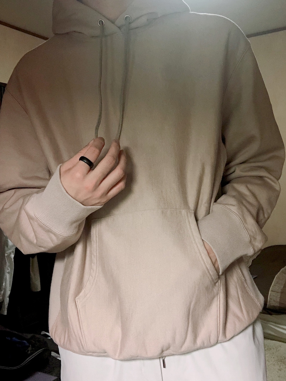 ベージュ系のパーカー、ホワイト系のその他パンツ、ブラック系のリングを着用したメンズの夏コーディネートの1枚目の写真